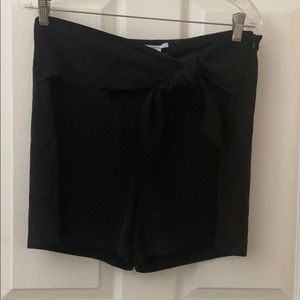 Dressy shorts with side zipper and front tie